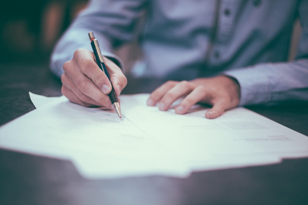 Consultor revisando documentos de proceso operativo